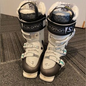 Salomon ski boots 🎿